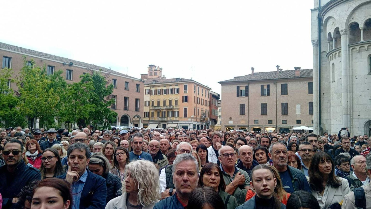 Modena è scesa in piazza per dire che alla violenza non si risponde con l'odio e con la paura