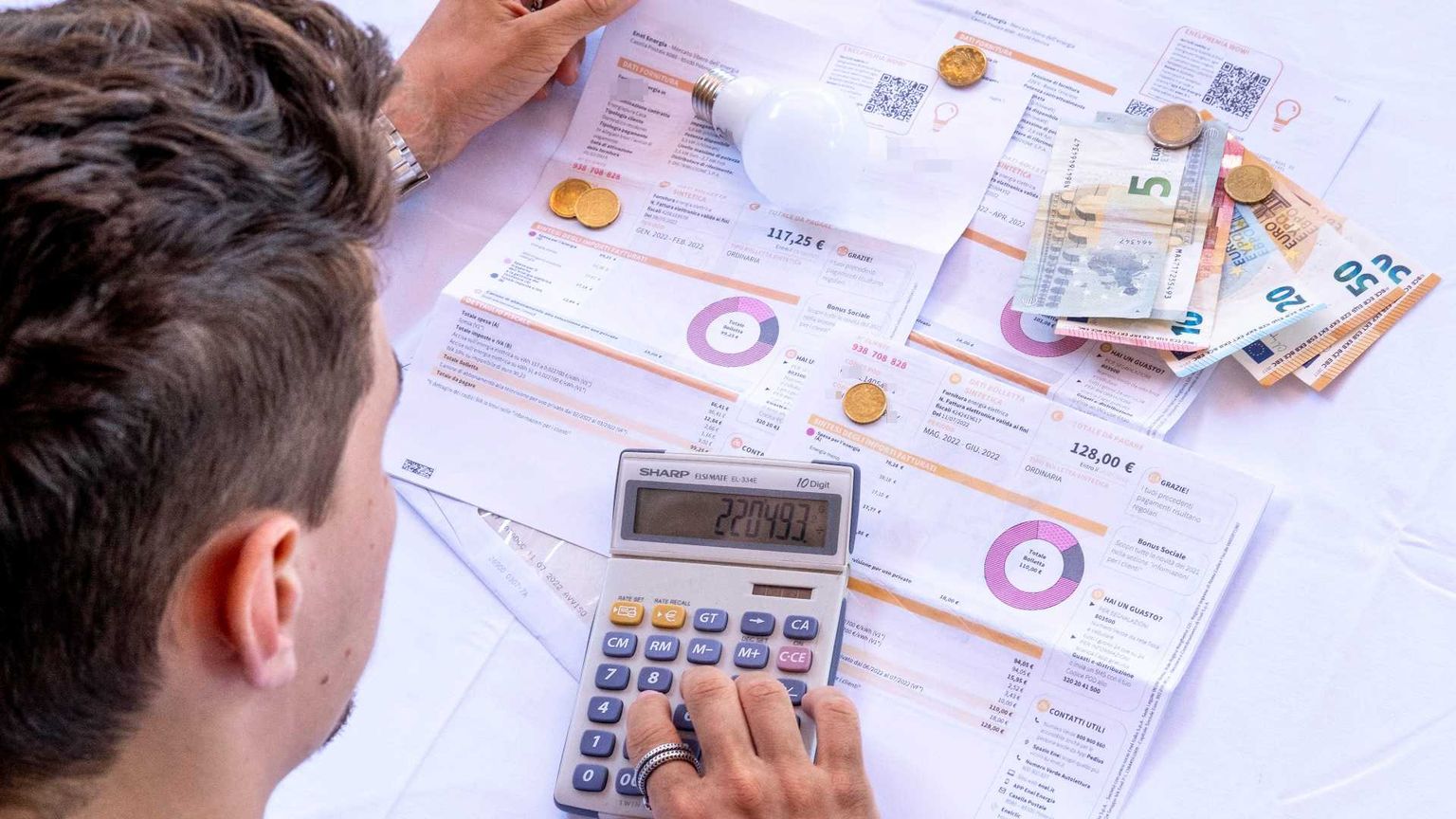 Bollette e assicurazioni: quanto costa l’indecisione agli italiani (immagine di repertorio)