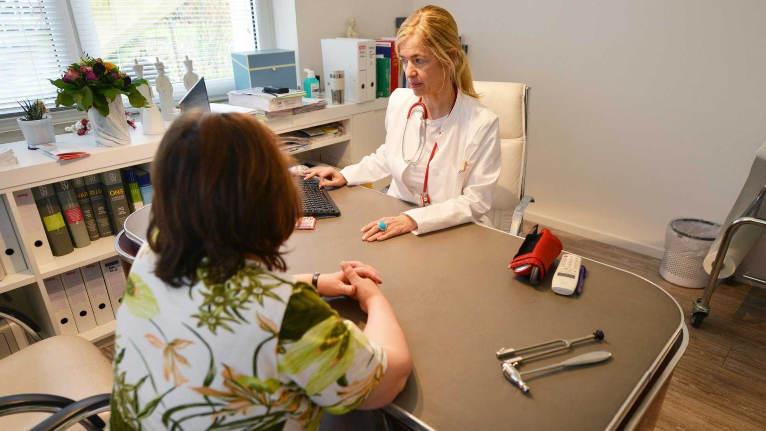 Orari di lavoro, presenza sul territorio, stipendi: quale futuro per i medici di base?