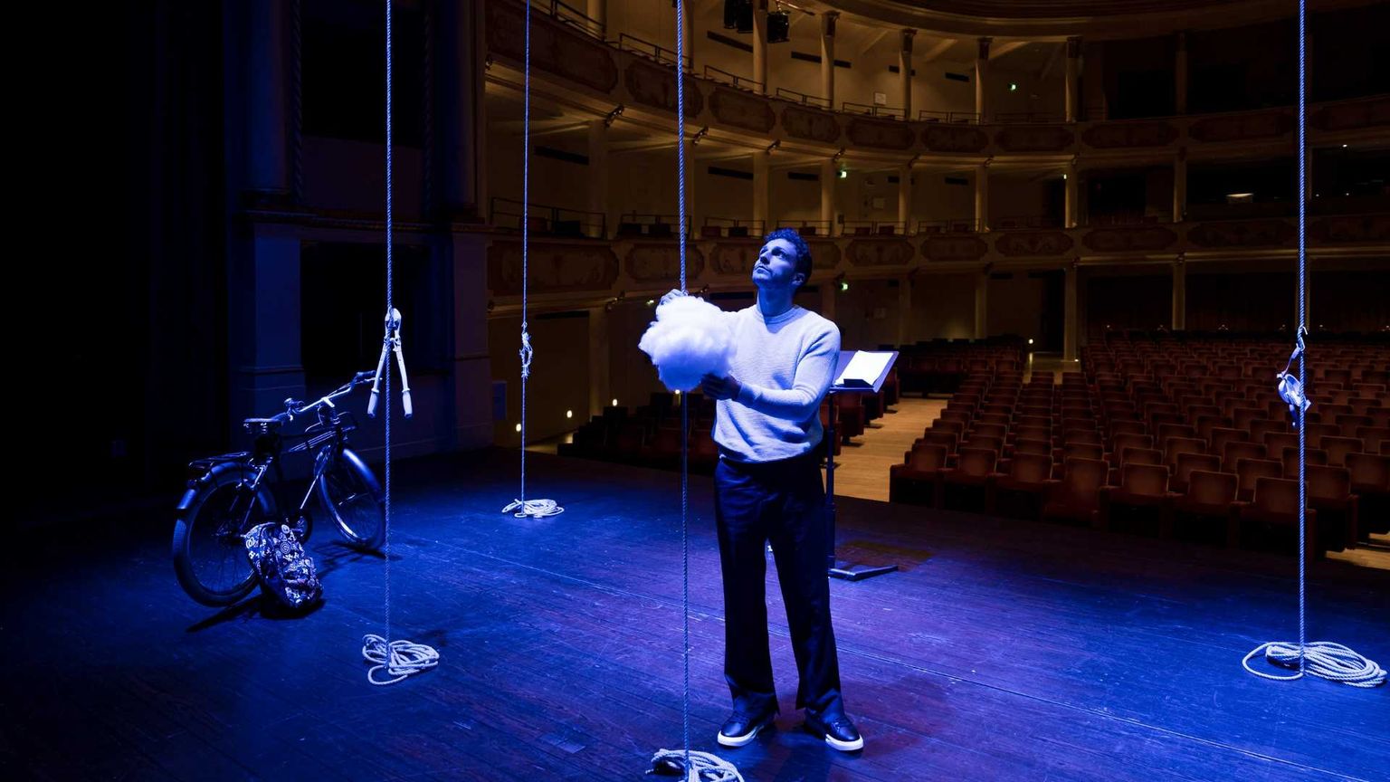 Nicolò Govoni a teatro: «Istruzione, un diritto per tutti»