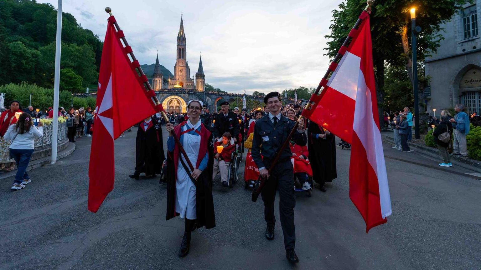 I membri dell’Ordine
di Malta durante
una processione
del loro pellegrinaggio internazionale a Lourdes