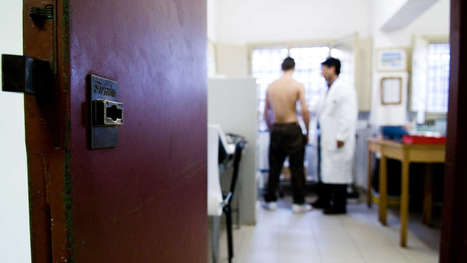 Pochi medici e attese lunghissime: in carcere anche curarsi è impossibile