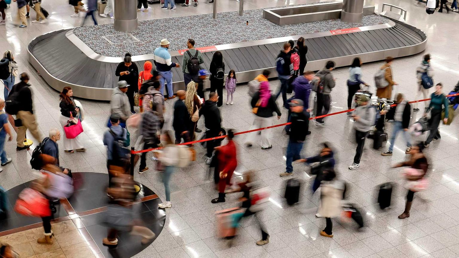 Alcuni passeggeriin fila per i controlli di sicurezza nell’aeroporto internazionale di Hartsfield–Jackson ad Atlanta, in Georgia