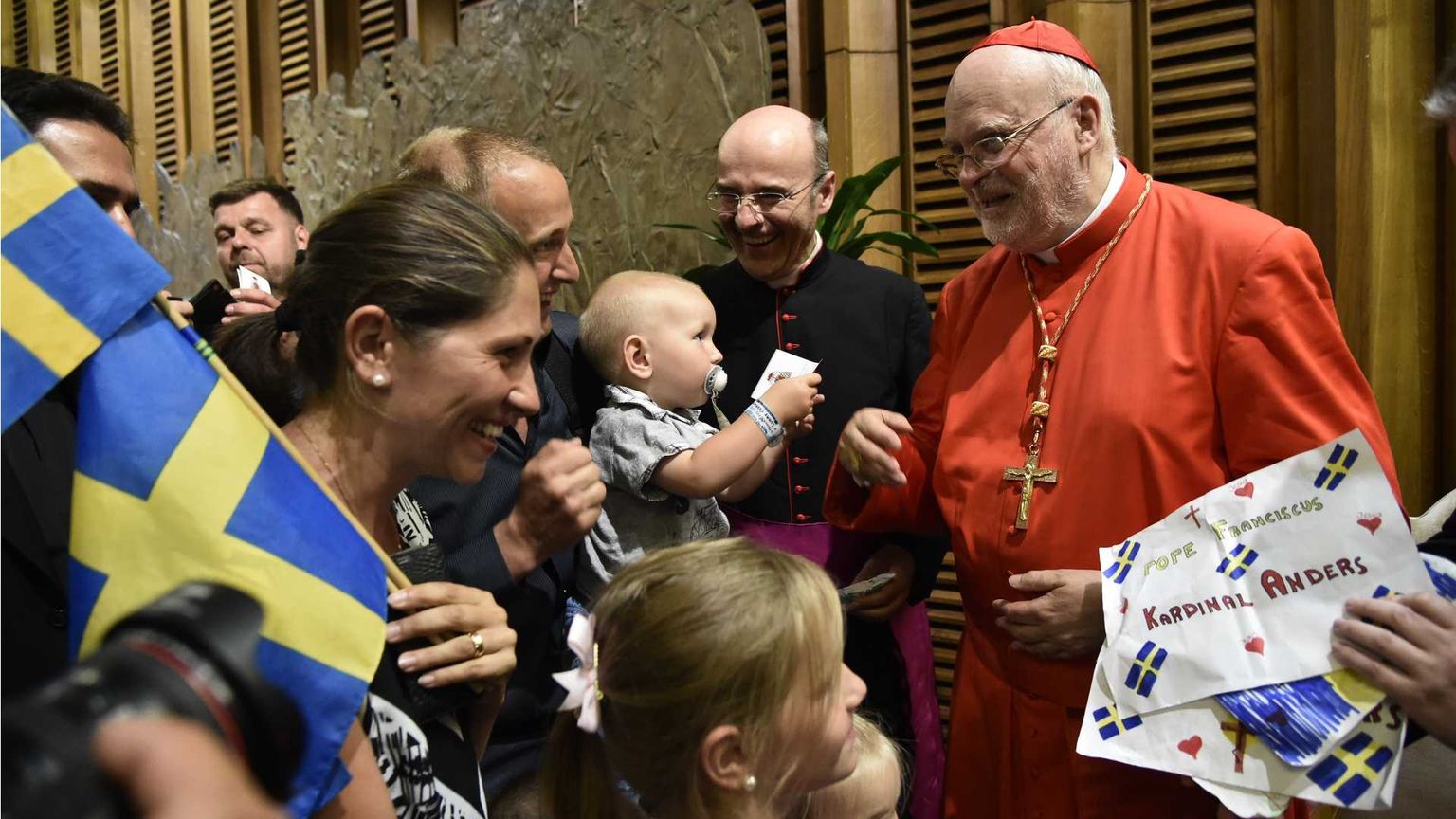 Le visite dei fedeli svedesi al cardinale Arborelius il giorno in cui è stato creato cardinale nel 2017 / SICILIANI