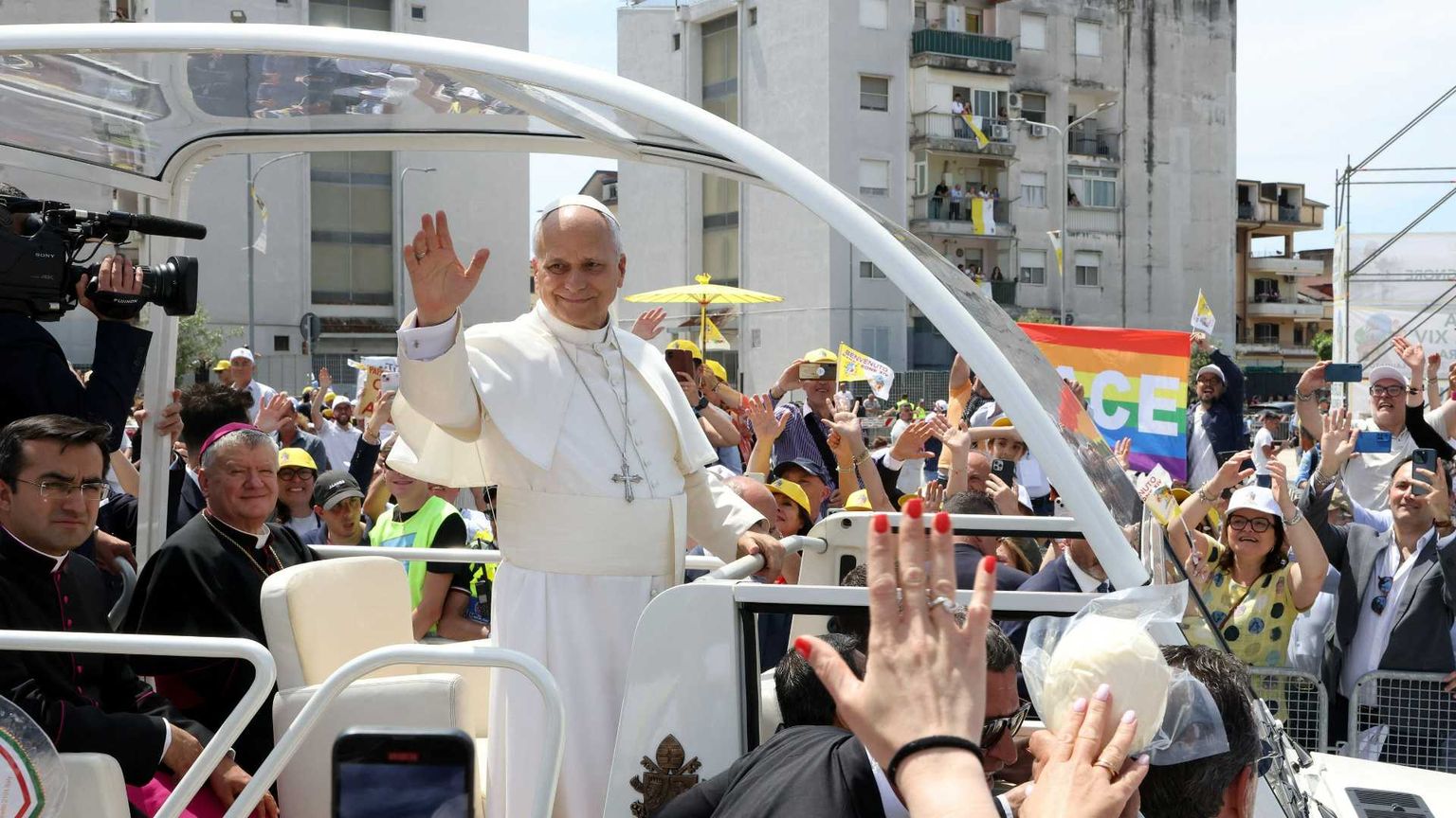 Il Papa nella Terra dei fuochi: qui per raccogliere le vostre lacrime. «Fermare le alleanze criminali»