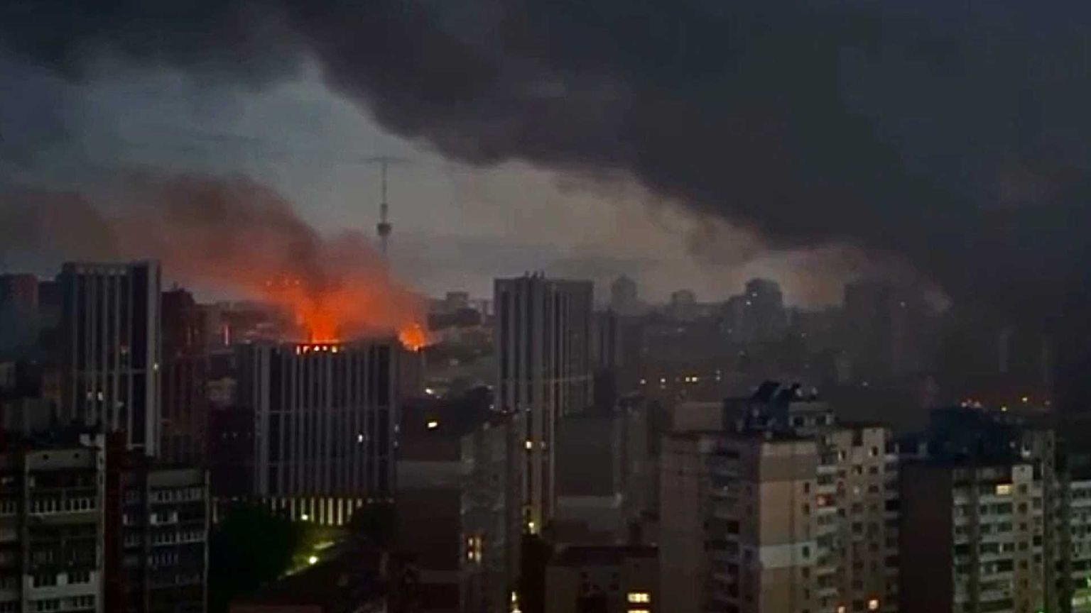 Kiev sottoterra nella notte della super arma russa “Oreshnik”: 600 droni e 90 missili