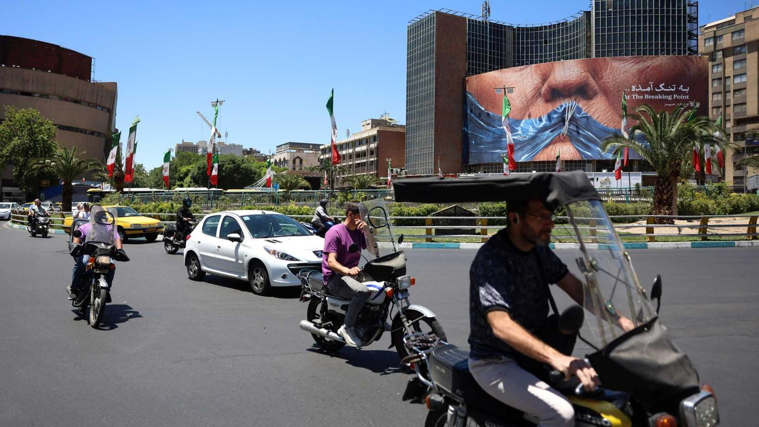 Un cartellone propagandistico anti-USA raffigurante il presidente degli Stati Uniti Donald Trump e lo Stretto di Hormuz in Piazza Valiasr a Teheran