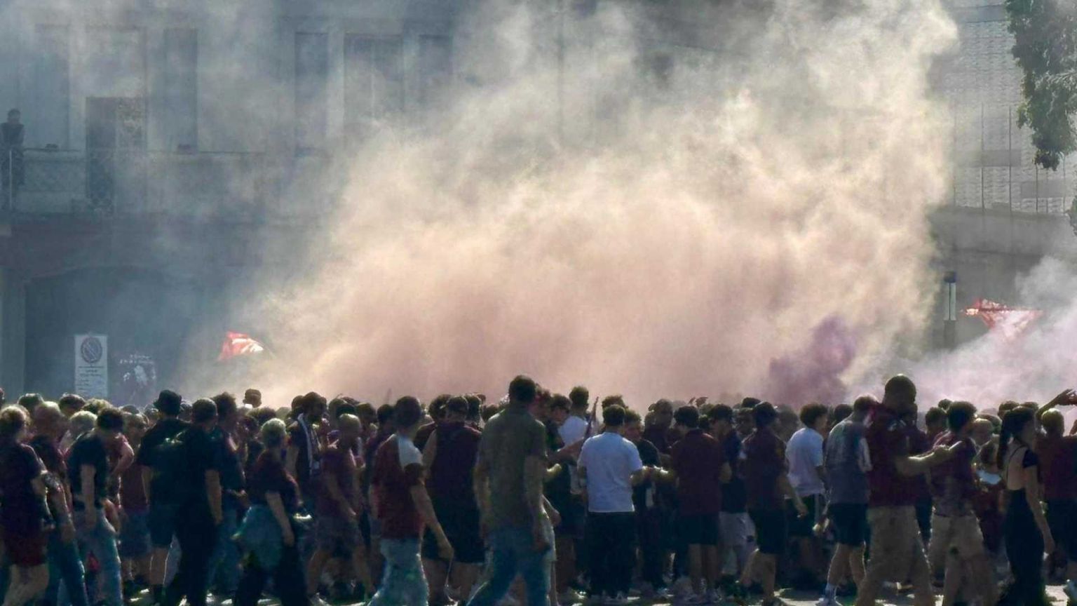 Gli scontri, il tifoso ferito, la protesta ultrà: cosa è successo prima del derby di Torino