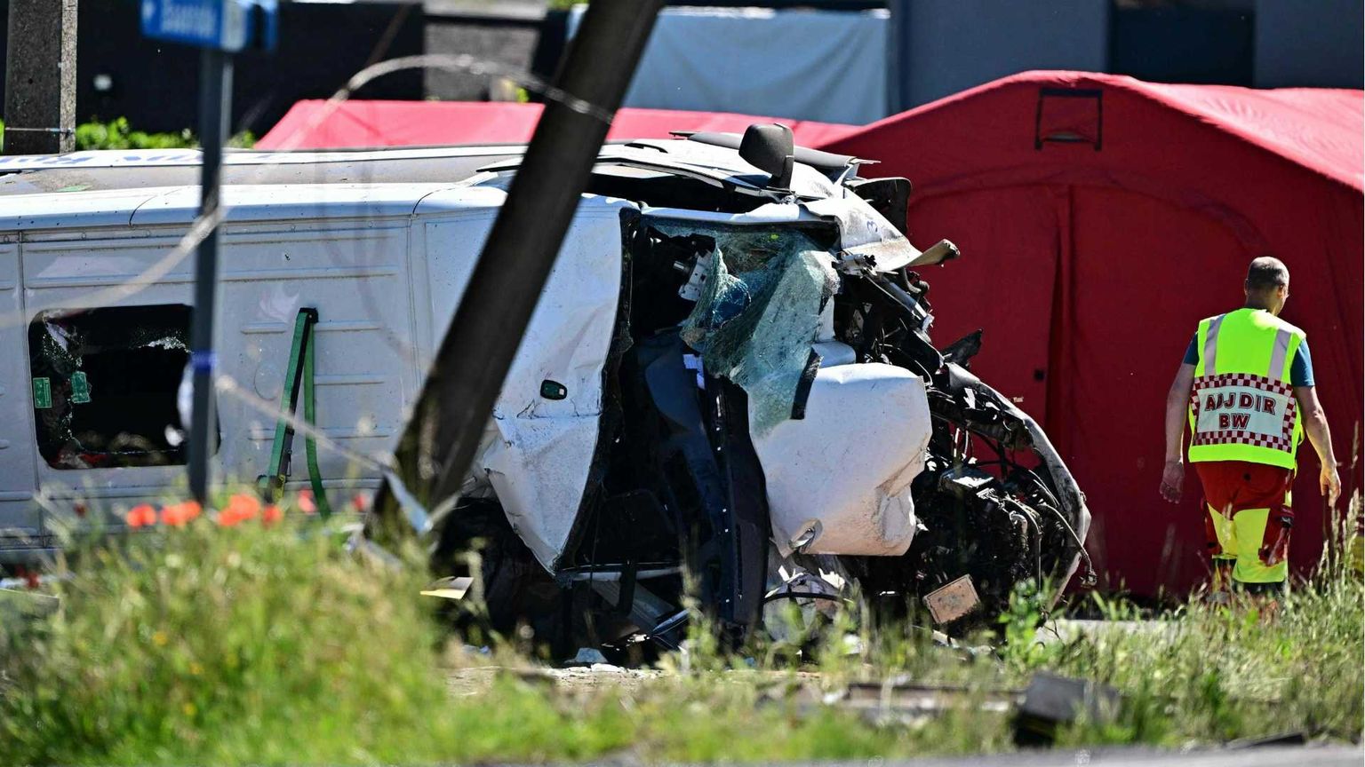 Scontro tra uno scuolabus e un treno in Belgio: 4 morti