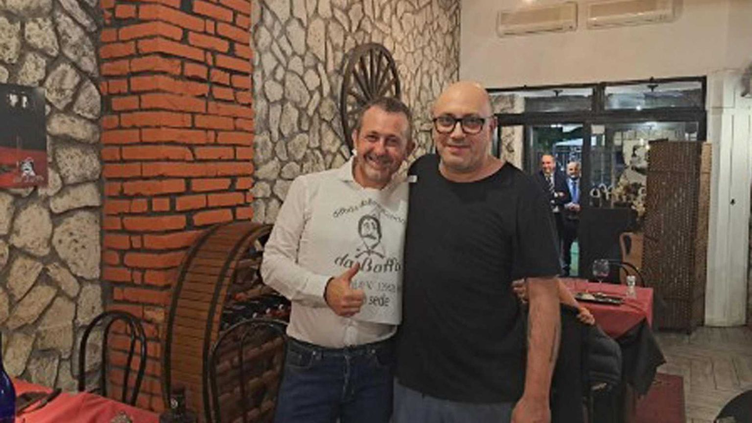 Caso Bisteccheria, la Procura di Roma chiede alla Camera le chat tra Delmastro e Caroccia