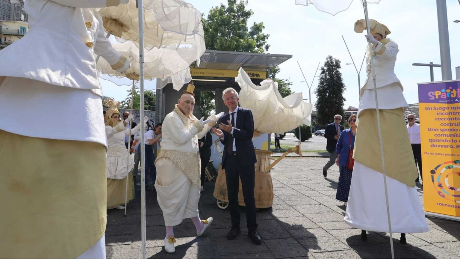 Il sindaco di Napoli Gaetano Manfredi all'inaugurazione dei nuovi chioschi di piazza Garibaldi, accolto dalla performance degli artisti del progetto Bella Piazza