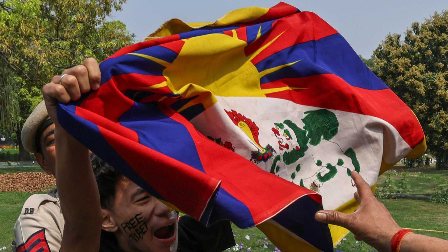 Personale di sicurezza indiano ferma un attivista del Congresso della Gioventù Tibetana (TYC) fuori dall'ambasciata cinese a Nuova Delhi, lo scorso 10 marzo