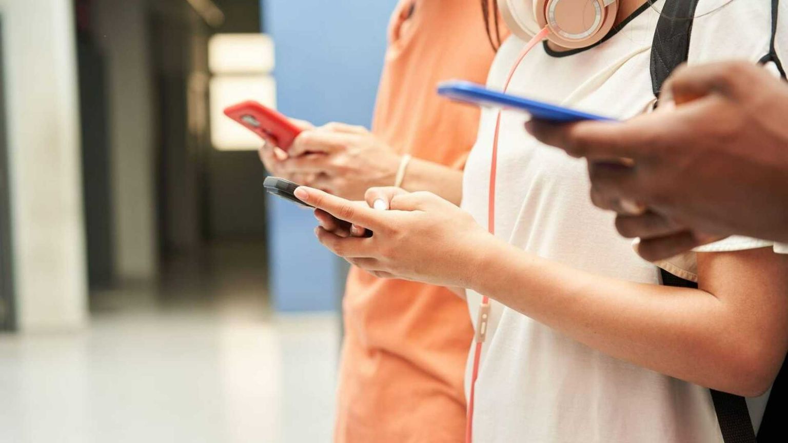 Scuole senza smartphone? I primi studi non danno certezze