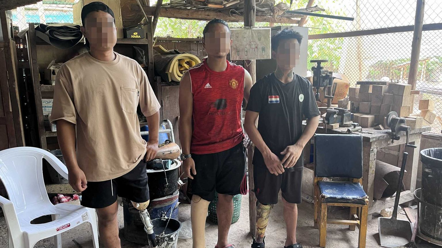 Nel laboratorio dei sopravvissuti alle mine si restituiscono le gambe al Myanmar