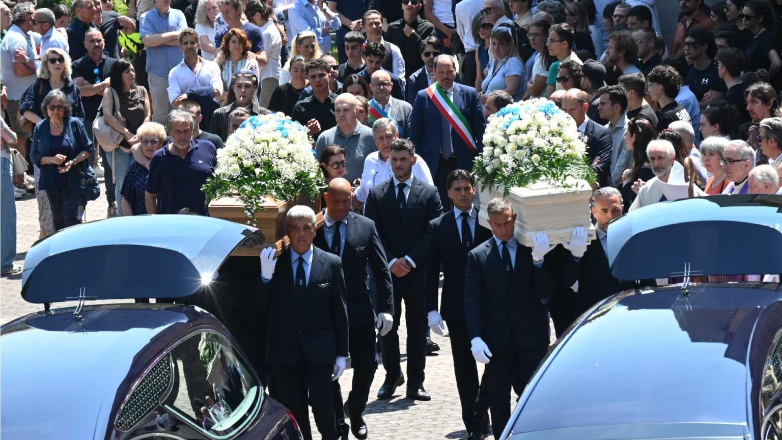L'ultimo saluto di Genova a Monica e Giorgia: «La morte non ha l'ultima parola»