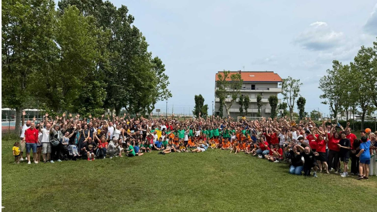 La foto di gruppo delle famiglie numerose riunite in assemblea a Misano Adriatico