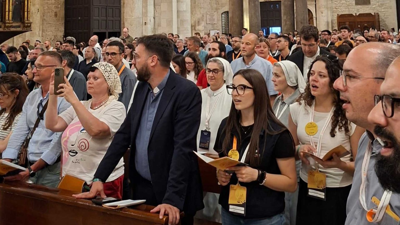 Un momento della veglia di preghiera nella Basilica di San Nicola a Bari con i partecipanti al 29° Convegno nazionale di pastorale giovanile