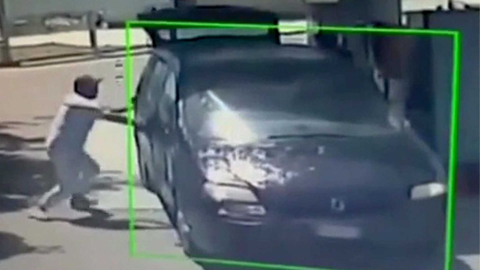 Un frame del video girato dall'impianto di videosorveglianza del distributore mostra due persone che bloccano le portiere dall'esterno facendo forza con le braccia, mentre dal portellone posteriore viene presumibilmente lanciato liquido infiammabile