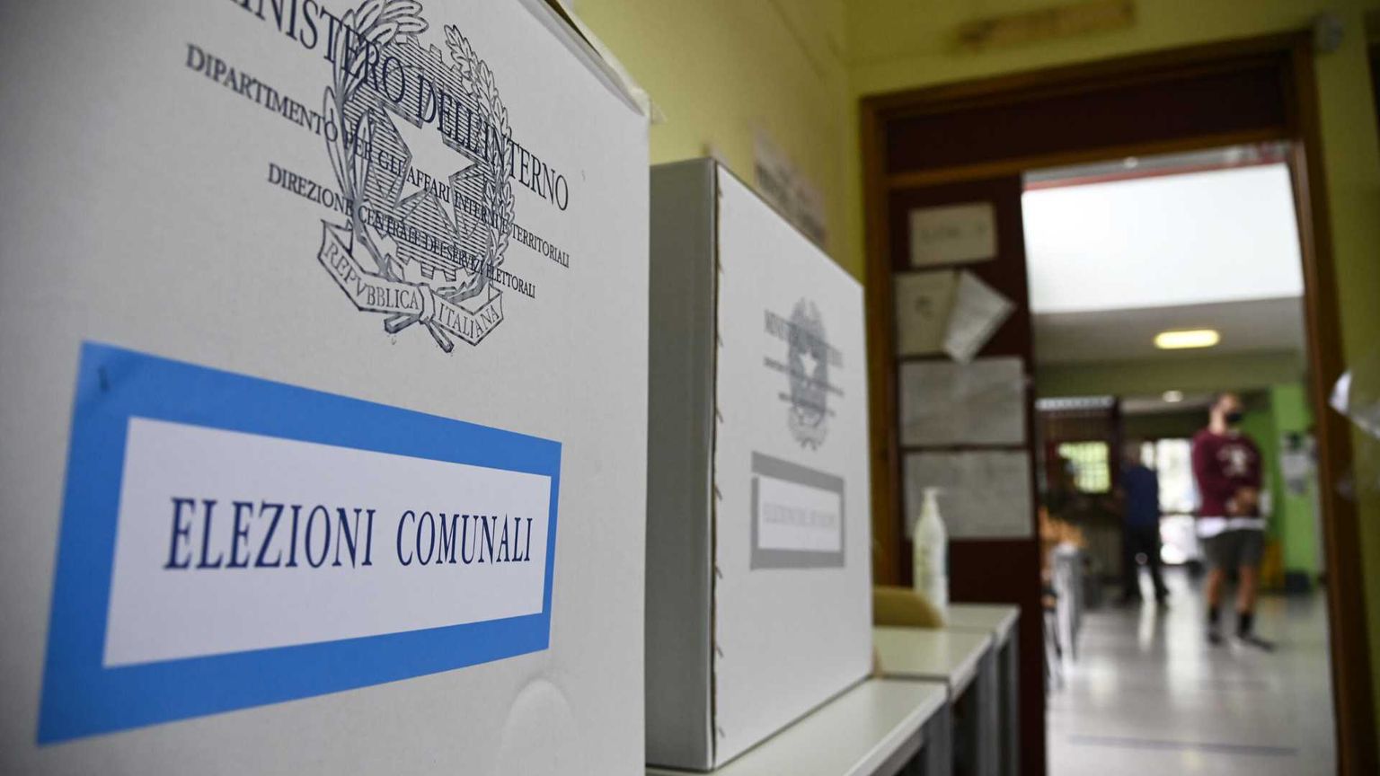 Un’urna per le elezioni comunali / Ansa