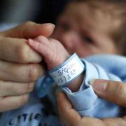 Genova, neonato trovato in scatola di scarpe