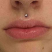 Va di moda il piercing, il Bambino Gesù: «Attenti ai rischi»