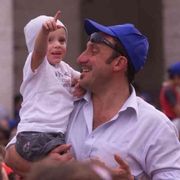 Fragili, affaticati, invisibili. Com'è difficile essere padri