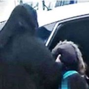 «Bimba cristiana affidata a una famiglia islamica: la plagiano»