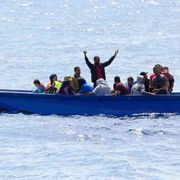 Collisione tra nave militare e barca di migranti: si temono 30 morti.