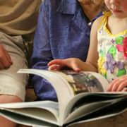 Le favole Lgbt in piazza. Il «no» della Chiesa