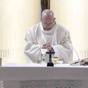 Il Papa: avere il fiuto per non cadere nelle cordate della corruzione