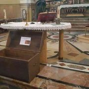 Il «baule della carità»: ogni pezzo di stoffa è un gesto di aiuto