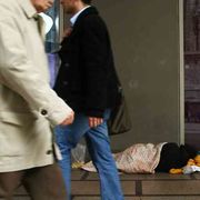 Portano cibo e bevande calde ai senza tetto: il Comune li «diffida»