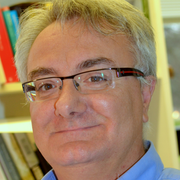 A Trieste una triste befana autarchica. Che porta doni solo ai bimbi italiani