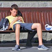 Tv, pc, tablet e smartphone perché ai bimbi fanno male