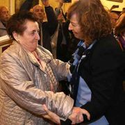 L'abbraccio fra i parenti del martire e la figlia del partigiano che lo uccise