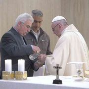 Papa Francesco: senza amore e servizio la Chiesa non va avanti