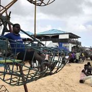Lagos costruisce isole per ricchi nel mare di baracche