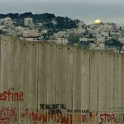 Ramallah, il fuoco oltre il muro. Dove la vita resta tagliata a metà