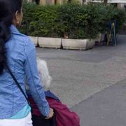 Perché badanti, tate e colf stanno salvando le famiglie