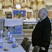 Un biglietto di minacce al prete che aiuta i poveri