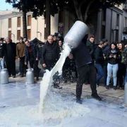 Sardegna, il governo piange sul latte versato