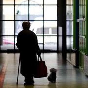 Curare l'ambiente degli anziani per farli sentire meno soli