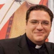 «Tua madre doveva abortirti», minacce al prete giornalista