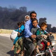 Turchi e milizie avanzano, città bombardate, 200mila in fuga. Appello delle Ong