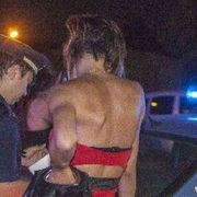 Donne crocifisse, chi chiede scusa e chi vorrebbe riaprire i bordelli