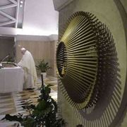 Il Papa: la mondanità, un lento scivolare nel peccato