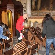 Il vescovo Raspanti igienizza sedie e panche in cattedrale