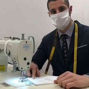 Le "mascherine solidali" di tessuto: il regalo di un sarto alla Caritas