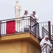 Palermo: le suore intonano l'Angelus sul tetto, applausi dai balconi