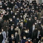 Il Giappone di Abe teme quasi più i tamponi della pandemia